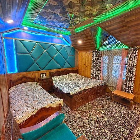 Exotic Young Shreen Houseboat Otel Srīnagar Dış mekan fotoğraf