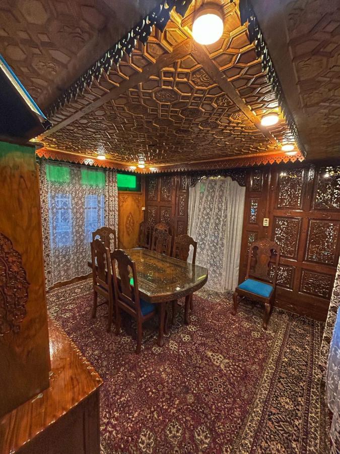 Exotic Young Shreen Houseboat Otel Srīnagar Dış mekan fotoğraf