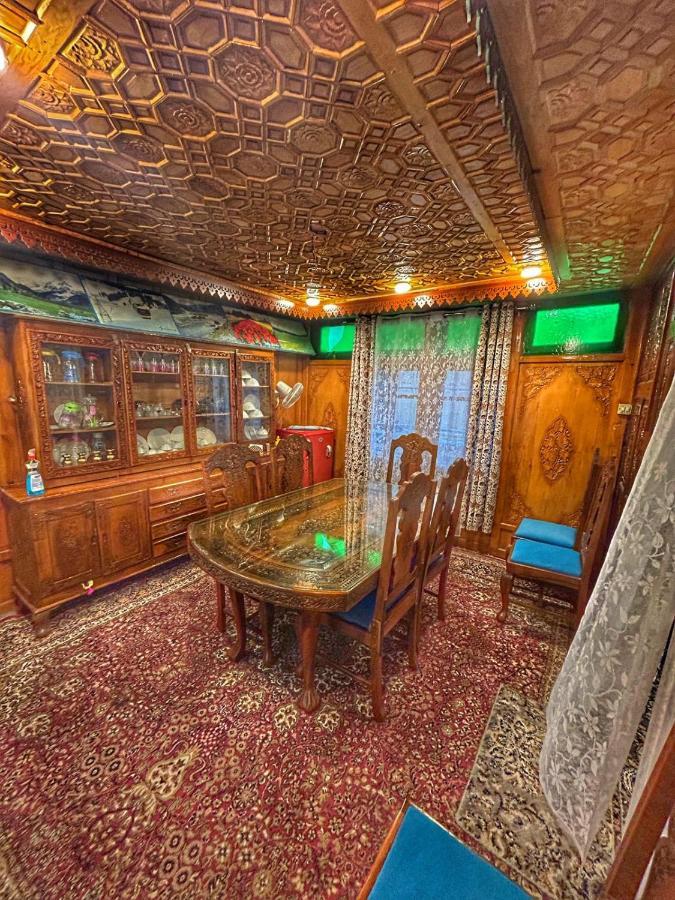 Exotic Young Shreen Houseboat Otel Srīnagar Dış mekan fotoğraf