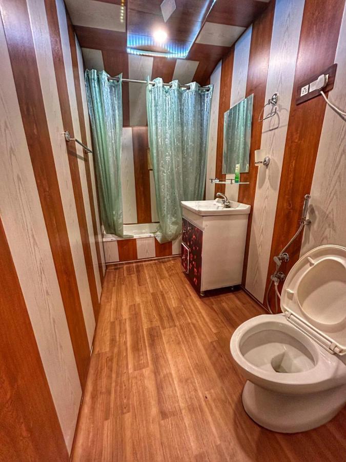 Exotic Young Shreen Houseboat Otel Srīnagar Dış mekan fotoğraf