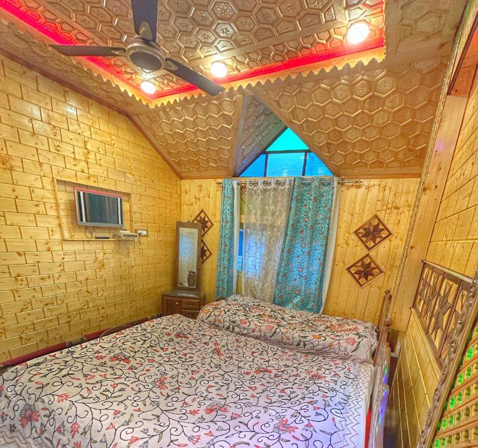 Exotic Young Shreen Houseboat Otel Srīnagar Dış mekan fotoğraf