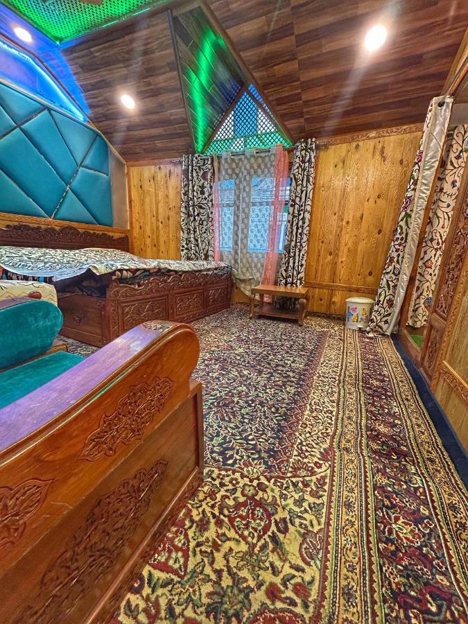 Exotic Young Shreen Houseboat Otel Srīnagar Dış mekan fotoğraf