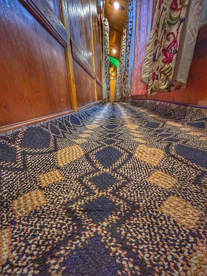 Exotic Young Shreen Houseboat Otel Srīnagar Dış mekan fotoğraf