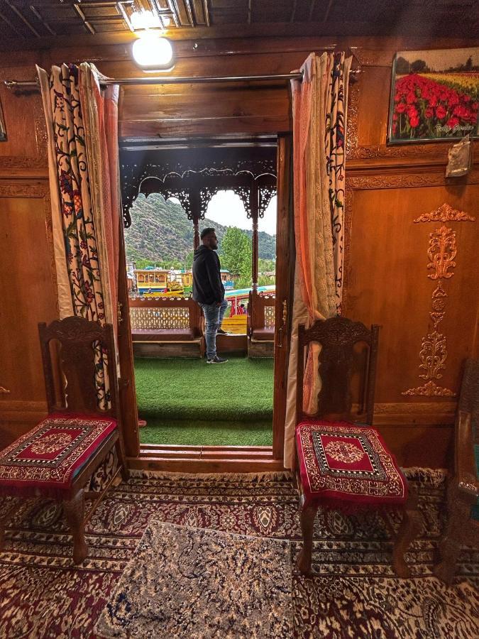 Exotic Young Shreen Houseboat Otel Srīnagar Dış mekan fotoğraf