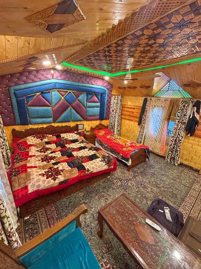 Exotic Young Shreen Houseboat Otel Srīnagar Dış mekan fotoğraf