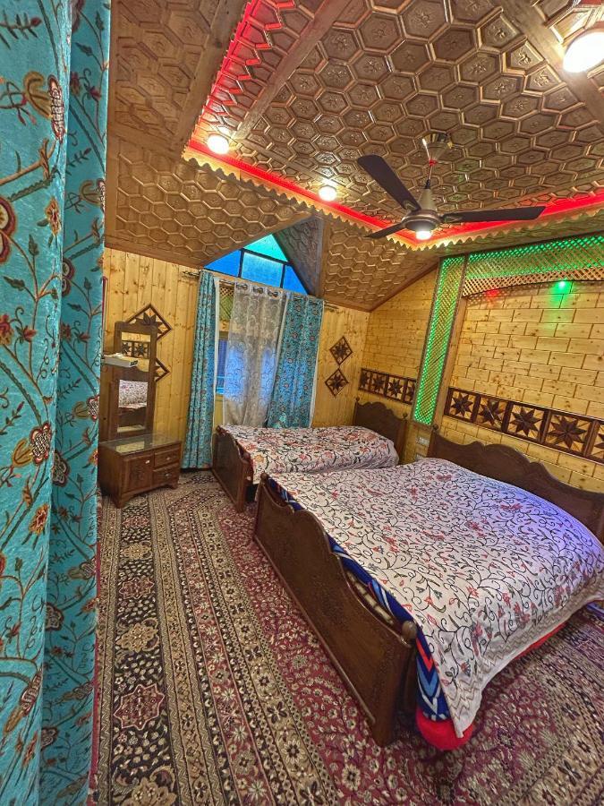 Exotic Young Shreen Houseboat Otel Srīnagar Dış mekan fotoğraf